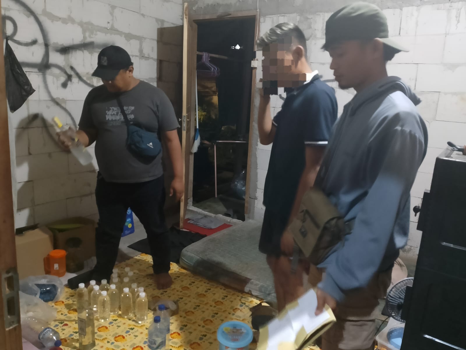 Penggeledahan penjualan miras jenis arak jowo