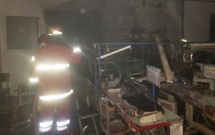 Petugas Pemadam Kebakaran (Damkar) sedang memeriksa kondisi pabrik usai terbakar.