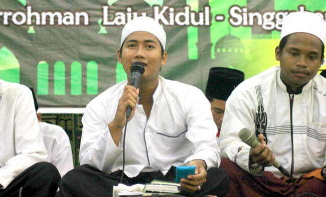 Muhammad Ridwan Asyfi saat live di Tuban. foto: EKY NURHADI/ BANGSAONLINE