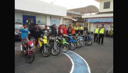 Para pemilik motor protolan saat diberi pembinaan oleh petugas Satlantas Polres Sidoarjo. foto: CATUR AE/ BANGSAONLINE