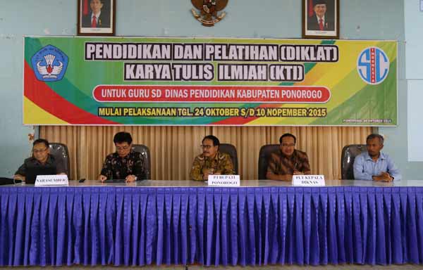 Para narasumber dan plt Bupati. foto:fajar arto/BANGSAONLINE