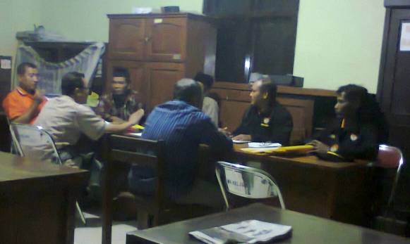 DIMINTAI KETERANGAN – ES (berbaju biru) saat dimintai keterangan di Kantor Panwascam Perak Jombang, Rabu (8/7/2014) malam. foto : m syafi’i/BANGSAONLINE

