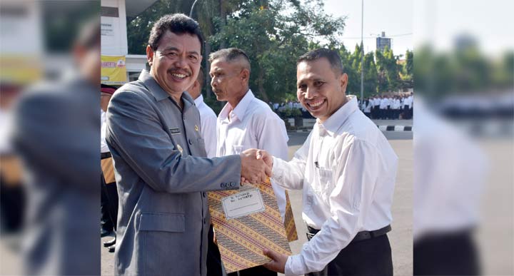 Wakil Bupati Mojokerto Pungkasiadi menyalami salah satu anggota Badan Permusyawaratan Desa (BPD) periode 2019-2025 yang dilantik. 