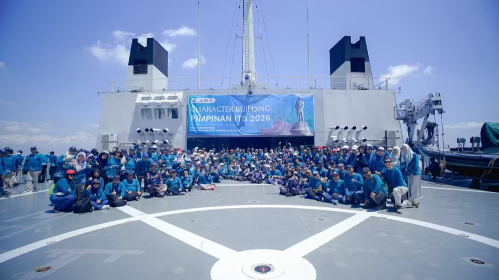 Para Patriot ITS yang mengikuti kegiatan Character Building Pimpinan ITS 2026 di atas kapal perang KRI Surabaya - 591 yang berlayar sampai ke perairan Gresik. (Ist)