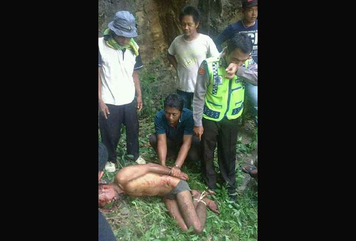 Pelaku setelah diringkus polisi dibantu warga.