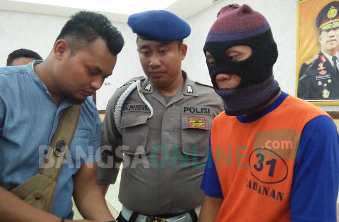Tersangka saat hendak dirilis di Mapolres Jombang. foto: ROMZA/ BANGSAONLINE