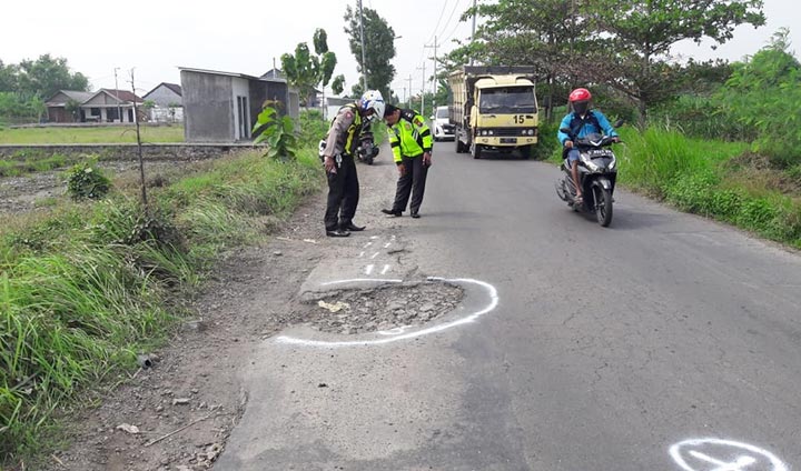 Polisi melakukan olah TKP di lokasi kejadian.