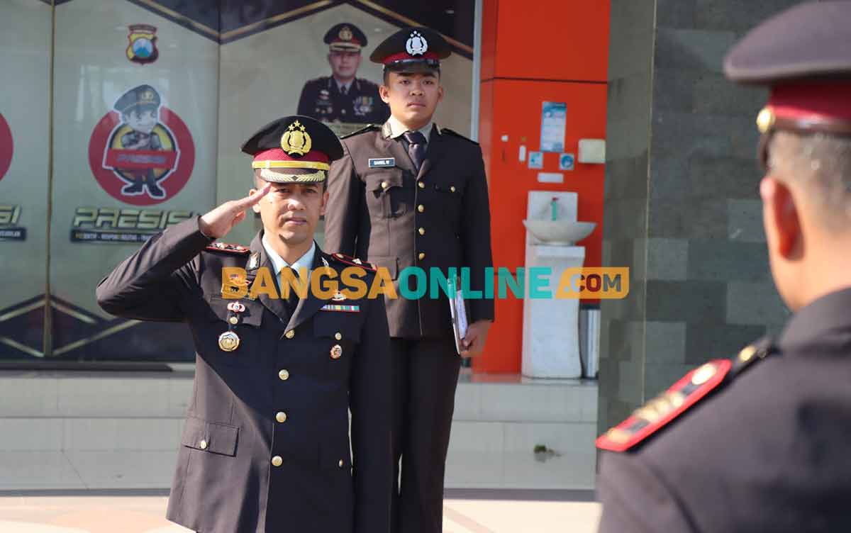 Wakapolres Gresik, Kompol Erika Purwana Putra, saat memimpin upacara peringatan Hari Kesaktian Pancasila tahun ini. Foto: SYUHUD/BANGSAONLINE