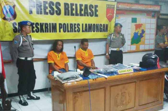 Pelaku pembacokan, Edy Kamson dan Saiful Arif, saat dirilis di Mapolres Lamongan. (haris/BANGSAONLINE)