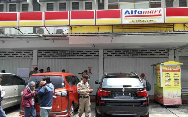 Salah satu minimarket di jalan Dharmahusada yang ditutup.