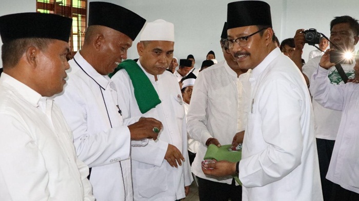 Gus Ipul saat melakukan pengukuhan. Foto: IST