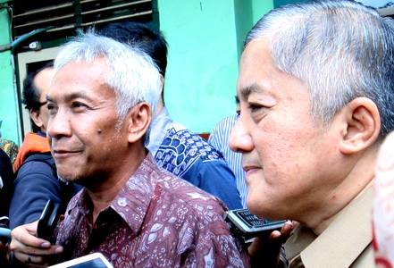 Ketua Komisi X DPR RI Agus Hermanto didampingi Kepala Dinas Pendidikan Jatim Harun saat sidak di SMPN 5 Surabaya. foto:nisa/bangsaonline