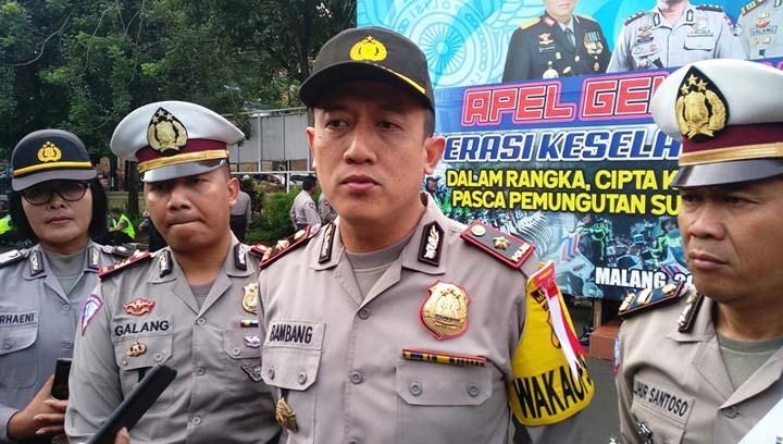  Wakapolres Malang Kota Kompol Bambang C Utomo didampingi Kasatlantas AKP Ari Galang Saputro, Kanit Turjawali Ipda Luhur Santoso, Kasubag Humas Ipda Ni Made Marhaeni S, usai apel pagi OKS 2019 di halaman Mapolres setempat, Senin (29/04). foto: Iwan Irawan/ BANGSAONLINE