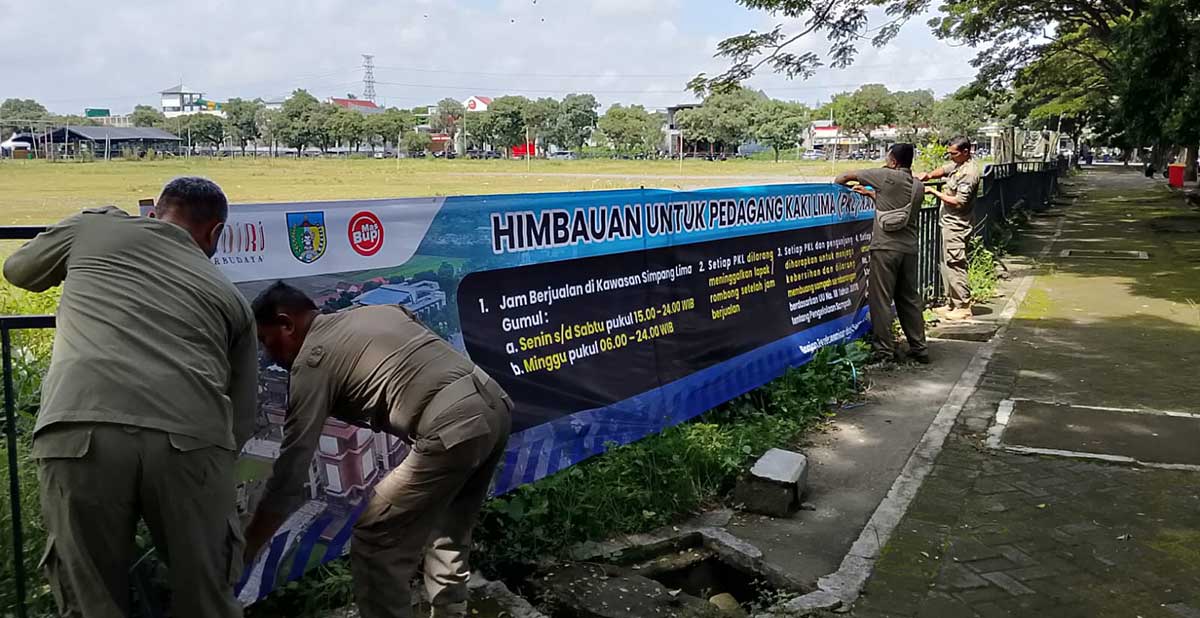 Petugas dari Satpol PP Kabupaten Kediri saat memasang spanduk imbauan. Foto: Ist