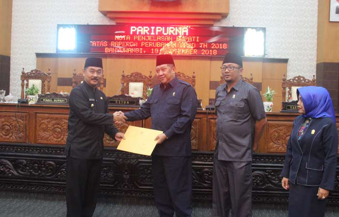 Wakil Bupati Yusuf Widyatmoko memberikan berkas nota keuangan di legislatif.