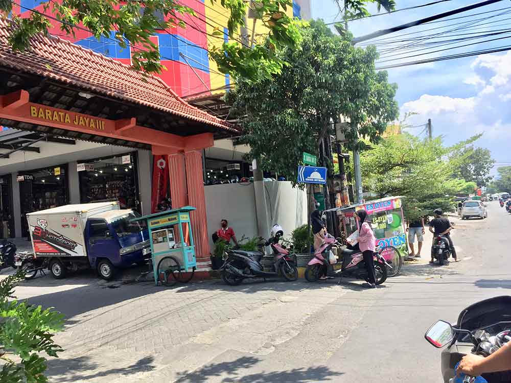 Gapura di Jalan Bharata Jaya, tempat lokasi penjambretan.