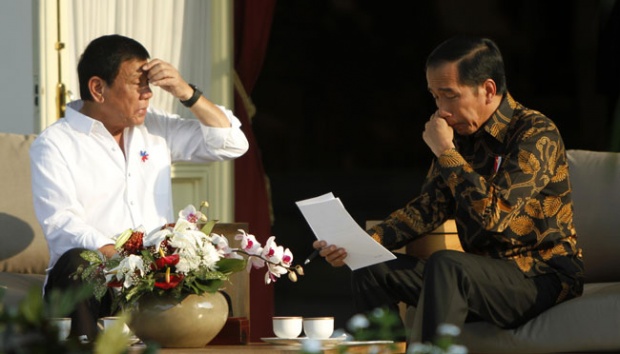 Presiden Republik Filipina, Rodrigo Roa Duterte saat pertemuan empat mata dengan Presiden Jokowi (kanan) di Istana Merdeka, Jakarta, 9 September 2016. Foto: tempo.co