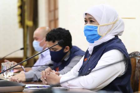 Gubernur Jawa Timur Khofifah Indar Parawansa didampingi Wagub Jatim Emil Elestianto Dardak di Gedung Negara Grahadi Surabaya, Jumat (10/4/2020). foto: istimewa/ bangsaonline.com 