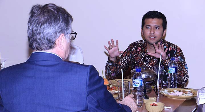 Wakil Gubernur Jatim Emil Elestianto Dardak saat menerima kunjungan Duta Besar (Dubes) Jerman untuk Indonesia Dr. Peter Schoof di Rumah Makan Pondok Tempo Doeloe, Jalan Raya Juanda Sidoarjo. foto: ist