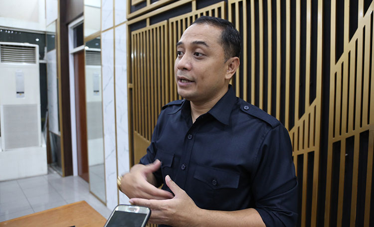 Kepala Badan Perencanaan Pembangunan Kota (Bappeko) Surabaya, Eri Cahyadi usai acara sosialisasi MBR di Graha Sawunggaling. (foto: ist).