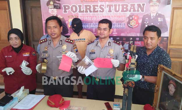 Kapolres menunjukkan alat ritual dan beberapa barang bukti lainnya. foto: GUNAWAN/ BANGSAONLINE