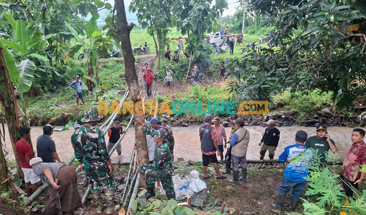 Jembatan yang putus akibat derasnya arus sungai ketika banjir di Desa Sidomulyo, Kecamatan Kotaanyar, Kabupaten Probolinggo. Foto: ANDI SIRAJUDIN/BANGSAONLINE