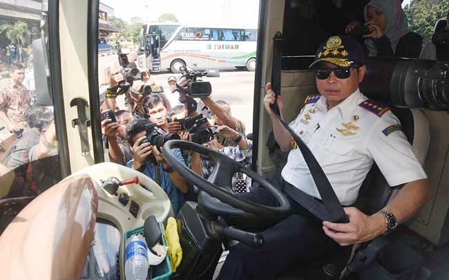 Menteri Perhubungan Ignasius Jonan melakukan inspeksi di Terminal Kampung Rambutan, Jakarta, Jumat (24/6) untuk mengetahui kesiapan moda transportasi jelang masa arus mudik Lebaran. 