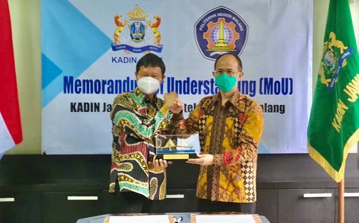 Usai penandatanganan, dilakukan dengan penyerahan cenderamata. 