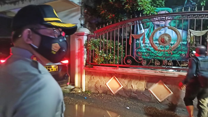 Berbau FPI, Petugas Gabungan Turunkan Spanduk Bergambar HRS di Krian Sidoarjo