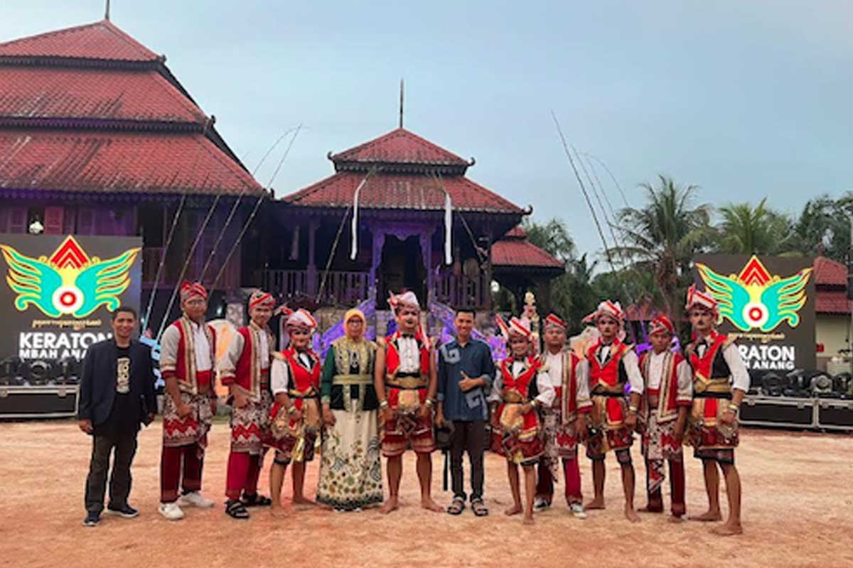 Mahasiswa FIP UTM saat tampil di Festivala Reog Barongan AntarBangsa 2024 di Malaysia. 