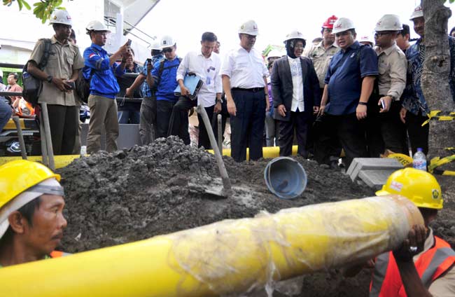 Wali Kota Surabaya Tri Rismaharini mendampingi Menteri Energi dan Sumber Daya Mineral (ESDM), Sudirman Said di acara ground breaking pemasangan pipa gas di Surabaya, Senin (2/5).