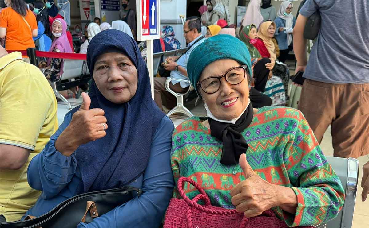 Nur Isnawati Latuny (73) dan Layu Sumiarti (68) di area ruang tunggu poli rawat jalan RS Gatoel, Kota Mojokerto.