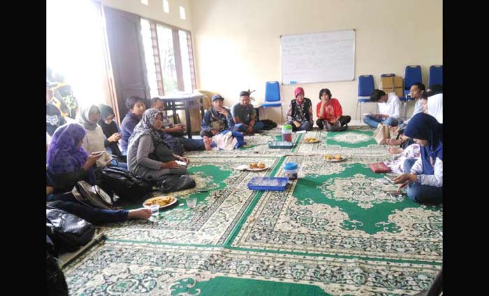 Suasana pertemuan LSM WCC Malang dengan elemen masyarakat, LBH, DPPMKB Kota Malang, dalam rangka persiapan advokasi kepada tersangka UYR. foto: IWAN I/BANGSAONLINE