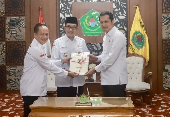 Bupati Pamekasan KH. Kholilurrahman bersama Kepala Kejaksaan Negeri Pamekasan Anton Arifullah usai penandatangan MoU kerja sama layanan hukum