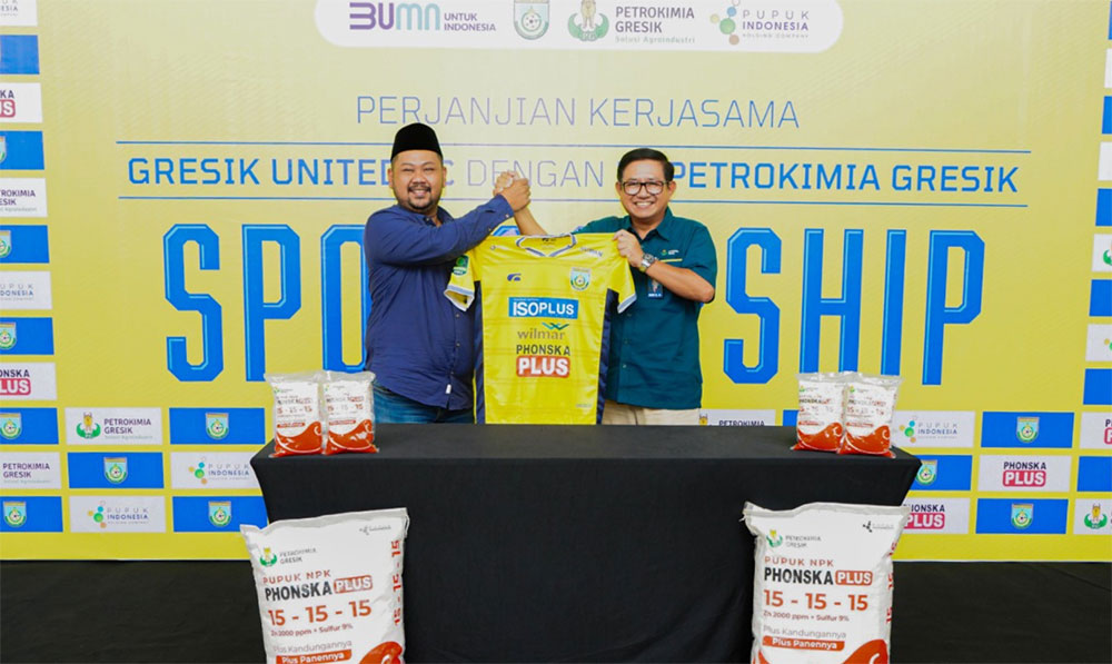 Dirut Petrokimia Gresik Dwi Satriyo Annurogo (kanan) bersama Presiden Klub GU Fandi Akhmad Yani saat simbolis kerja sama sponsorship PG & Gresik United di Gelora Joko Samudro.
