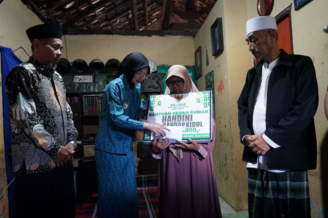 Wali Kota bersama pengurus Baznas Kota Kediri saat menyerahkan bantuan kepada Handini (ist).