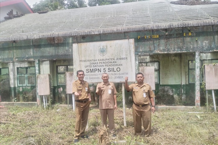 Tim Survei Dispendik Jember mendatangi lokasi SMPN 5 Silo.