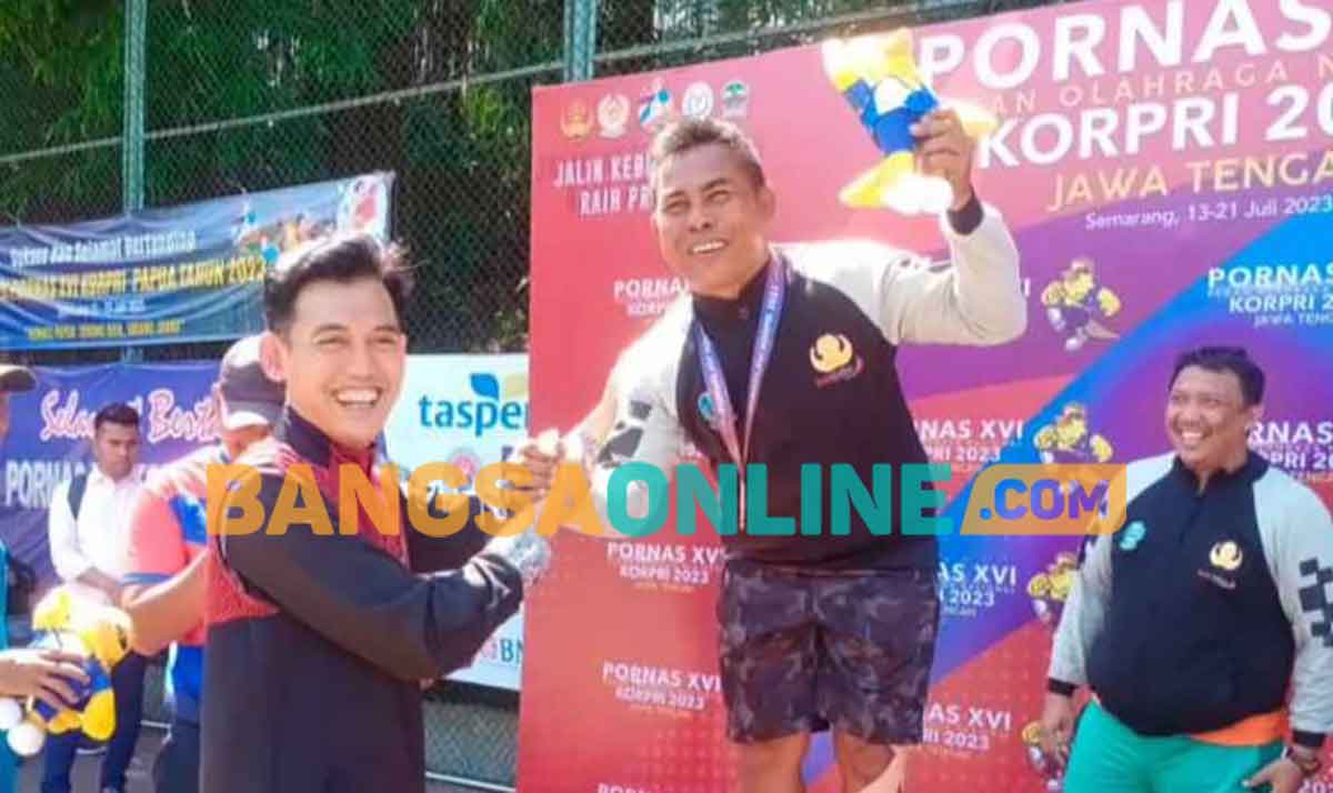 Marhatap, altet tenis dari Sampang saat mengangkat penghargaan. Foto: Dok BANGSAONLINE