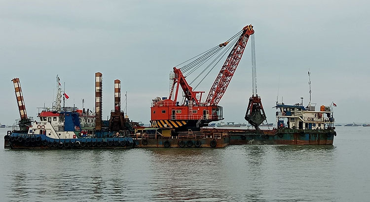 Suasana di Pelabuhan Gresik.