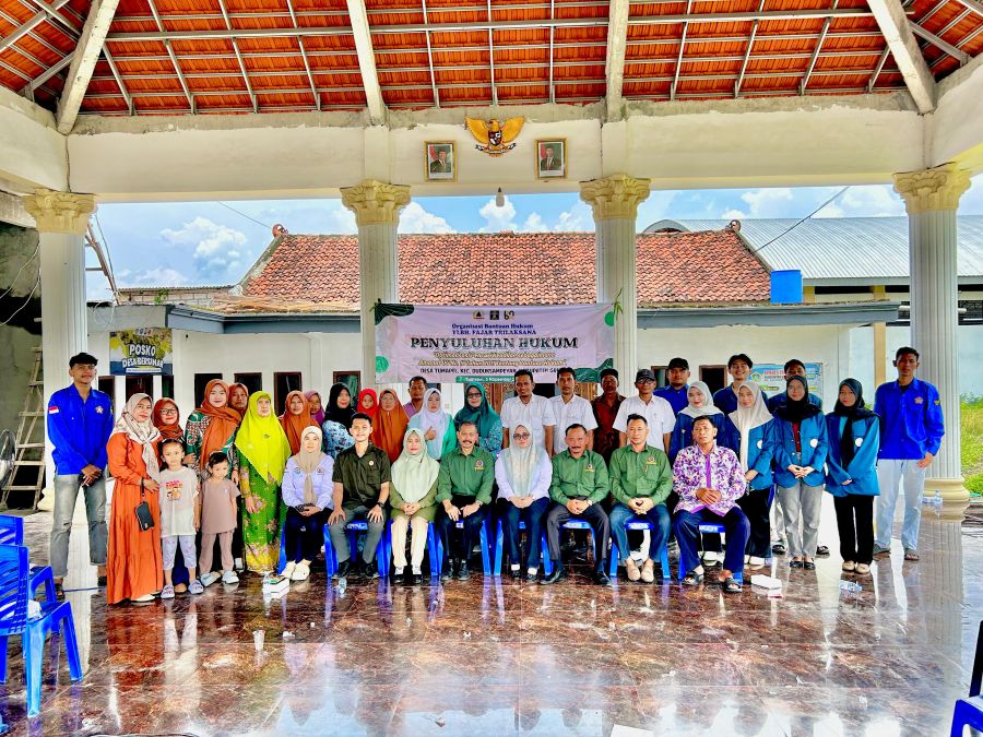  Direktur YLBH FT Andi Fajar Yulianto bersama tim, dan peserta penyuluhan hukum di Desa Tumapel. FOTO: ist.
