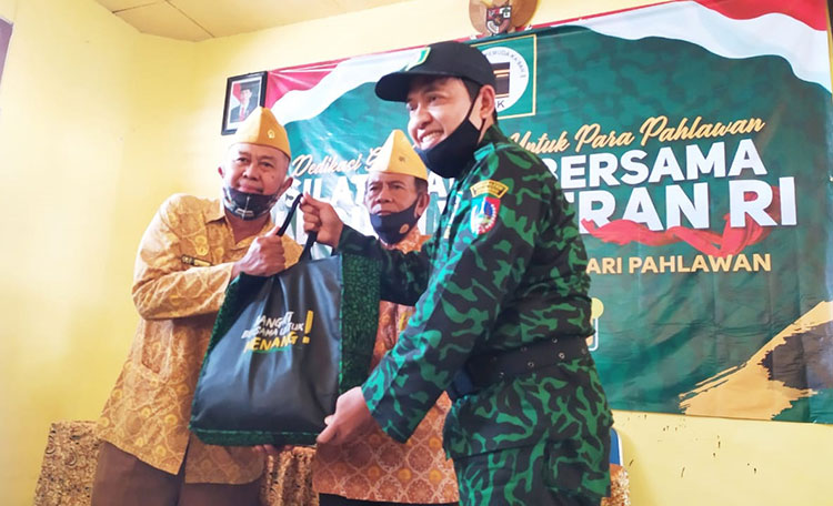 Ketua GPK Jombang, Mujtahidur Ridho (Gus Edo) saat memberikan tali asih kepada veteran. (foto: AAN AMRULLOH/ BANGSAONLINE)