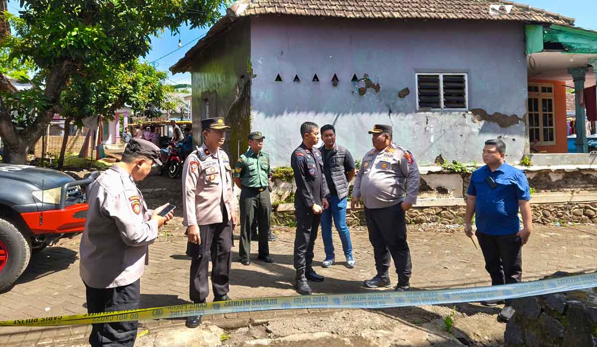 Petugas dari Polres Pasuruan saat berada di lokasi ledakan rumah.