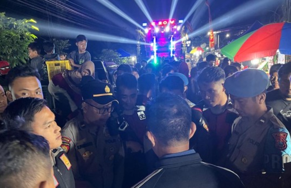 Polisi bersama tim gabungan saat membubarkan karnaval sound horeg di Wates, Kediri