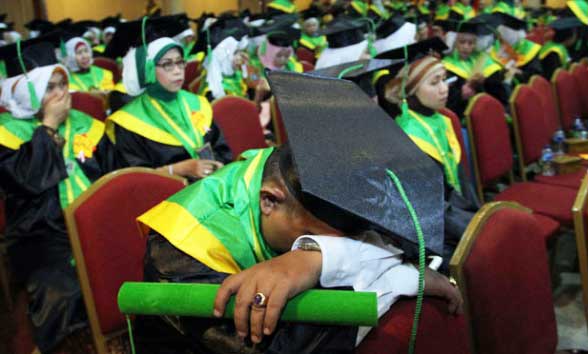 ILEGAL - Para peserta wisuda ilegal di Pondok Cabe, Tangerang Selatan, Banten, 19 September 2015. foto: tempo