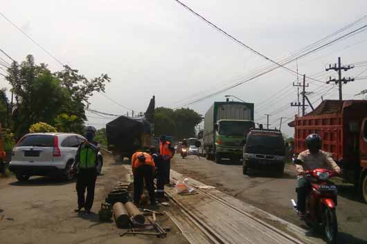 Perbaikan jalan Nasional di Raci, Pasuruan.