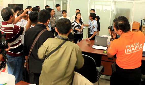 Petugas saat razia di kantor TKA Cina, kemarin. foto: soewandito/ BANGSAONLINE
