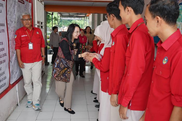 Ketua Yayasan Dharma Wanita Eriani Annisa Hanindhito saat menyalami pengurus Yayasan. (Ist).