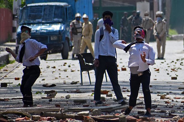 Pelajar yang tak terkendali emosinya. foto: mirror.co.uk