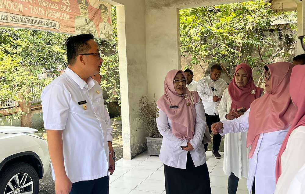 Wabup Alif (kiri) saat meninjau calon gedung TPA. Foto: Ist.