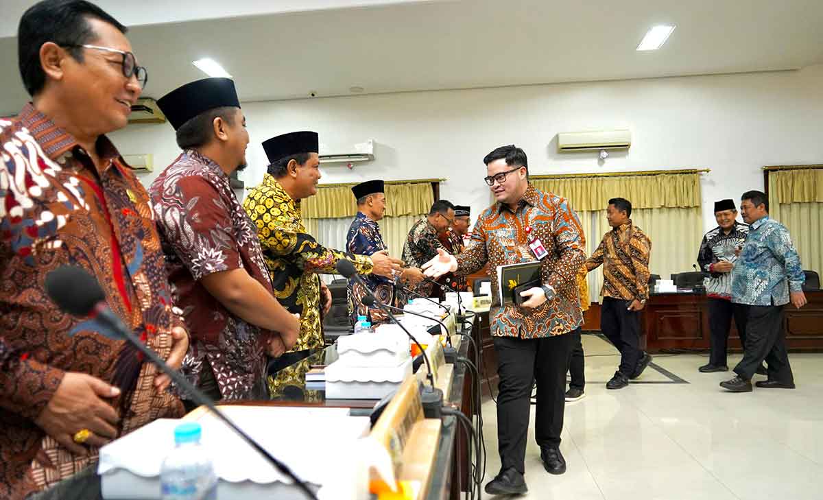 Bupati Kediri saat menyalami anggota dewan. Foto: Ist